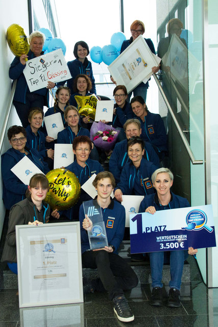 Die Angestellten des Güssinger Hofer-Supermarkts freuen sich über die Top-Bewertung durch ihre Kunden. | Foto: Hofer