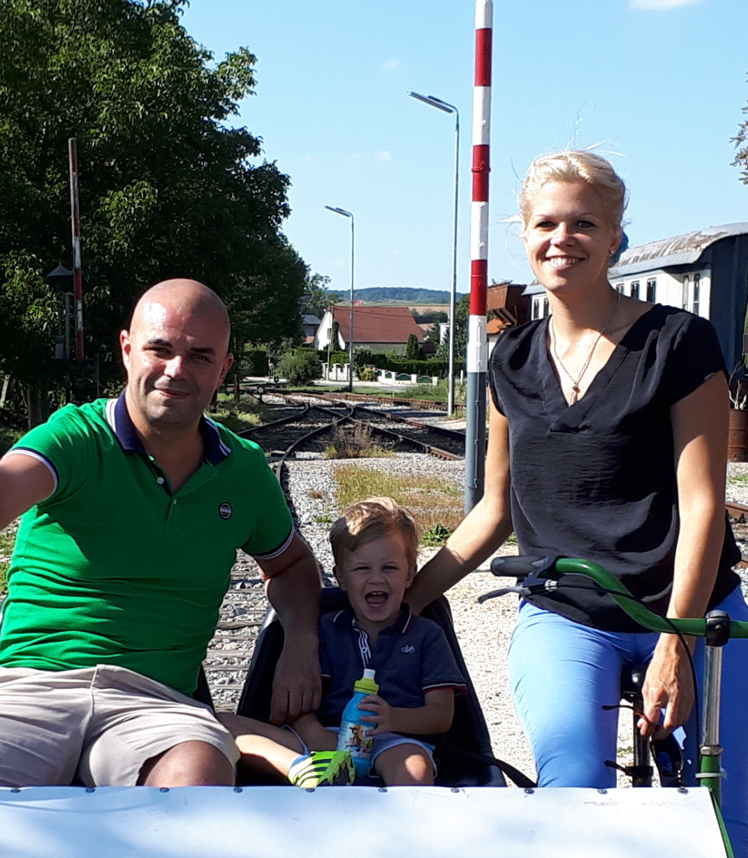 Georg Fellner und Nicole Abel mit Söhnchen Elias.