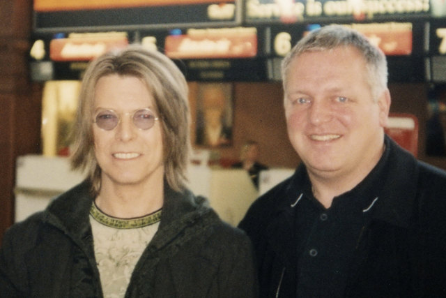 David Bowie und Conny de Beauclair (links) am Flughafen Wien Schwechat im Oktober 1999. | Foto: Conny de Beauclair