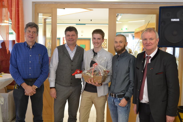 vl: Petrus Dürmoser (Werkstätten Leiter in Spittal), Gerhard Pirih (Bürgermeister Spittal/Drau), Michael Rasch (Zivildiener des Jahres 2017), Günther Reiter (Geschäftsführer Lebenshilfe Kärnten) und Günther Novak (Bundesrat und Bürgermeister Mallnitz) beim Empfang in der Werkstätte in
Spittal