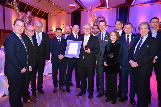 Bei der Verleihung: der Fürstenfelder Pfadfinderball bot einen würdigen Rahmen für die Auszeichnung des "Middle Europe Award" an Prof. Franz Majcen.