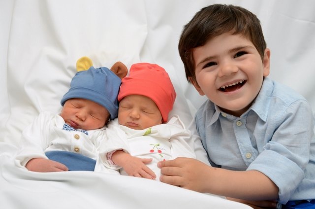 Redon und Redona Datum: 30.5.2017 Eltern: Bardha und Defrim Kabashi Geburtsort: LKH Graz Größe: 46 cm Gewicht: 2774 und 2570 g | Foto: babysmile