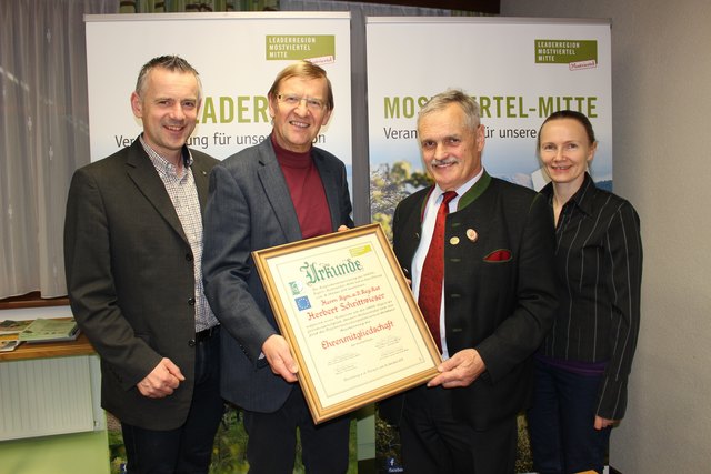 Herbert Schrittwieser (2.v.l.) ist nun neues Ehrenmitglied der LEADER Region Mostviertel-Mitte.