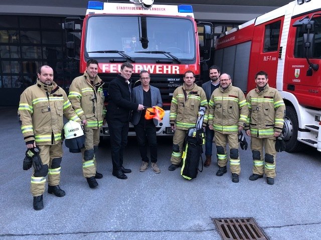 WE-GF Walter Soier, Bgm. Wolfgang Jörg, Vizebgm. Peter Vöhl sowie Kommandant Christian Mayer und Feuerwehr-Vertreter mit der neuen Ausrüstung. | Foto: WE/Stadtgemeinde Landeck