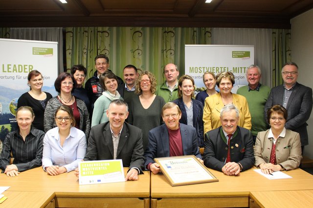 Herbert Schrittwieser (3.v.r.,v.) ist nun neues Ehrenmitglied der LEADER Region Mostviertel-Mitte.