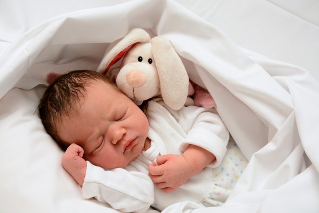 Emilia Datum: 8.6.2017 Eltern: Johanna Pichler und Thomas Rust Geburtsort: LKH Graz Größe: 56 cm Gewicht: 3850 g | Foto: babysmile