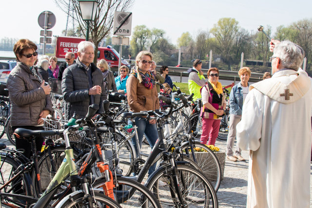 Bei der Fahrradsegnung holen sich die Radlerinnen und Radler "Beistand von oben" für die Radsaison 2018. | Foto: Hans Maly