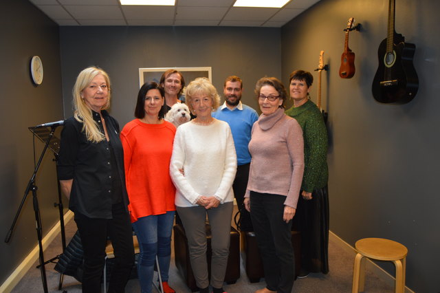 Chor-Schnupperstunde in der New School Of Rock: Doris Wagner, Angelika Müller, Bruno Unterberger, Helga Kutting, Jens Felix Kraiger, Liselotte Marton und Chorleiterin Gudrun Mehringer-Thaler | Foto: Christian Lehner