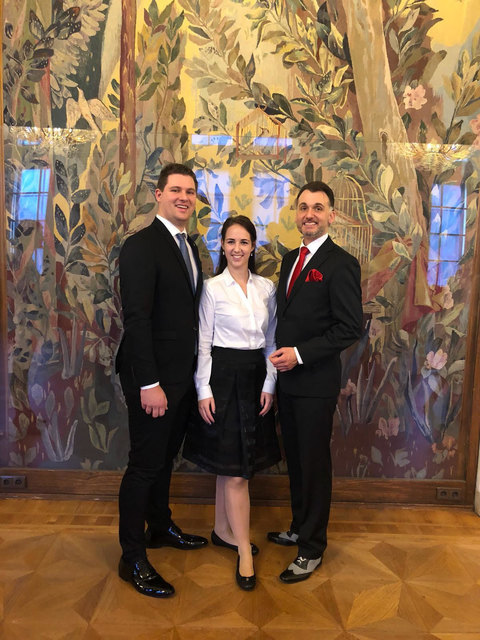 Bezirk Oberwart beim Opernball vertreten: Die Oberwarter Debütanten Stefan Rath und Veronika Kiss mit Choreograph Roman Svabek, einem gebürtigen Rechnitzer. | Foto: privat