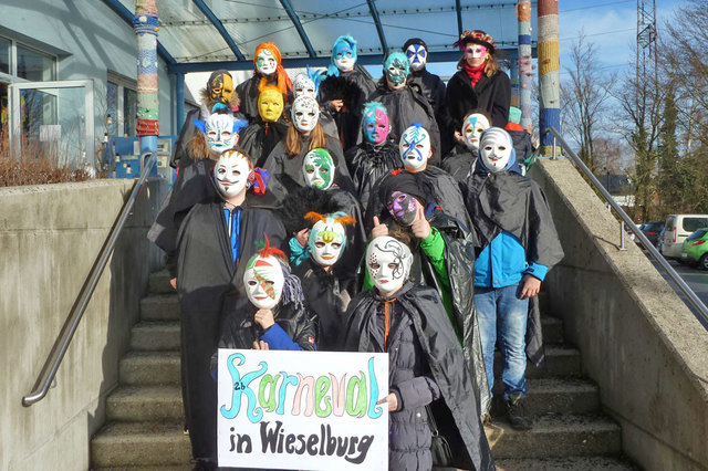 Die Wieselburger Schulen und der Kindergarten nehmen alljährlich am bunten Faschingsumzug durch Wieselburg teil.