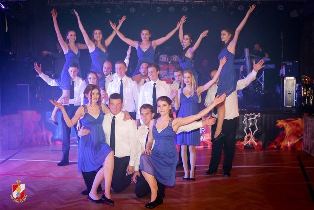 Stimmungsvolle Polonaise in weiß-blau beim Feuerwehrball in Mooskirchen | Foto: Müller