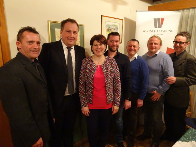 Maria Riedl-Baumann mit dem Vorstand, Bgm. Reinhold Ebner (2.v.l.) und Bezirksgruppenobmann-Stv. Josef Sommer (r.). | Foto: WB Südoststeiermark