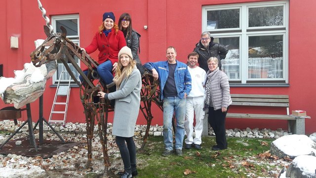 Sitzend auf dem Einhorn: Monika Peitler (künstlerische Leitung Sagamundo) und Martina Olsacher (Büroleitung TB-Döbriach).
Stehend: Theresa Töplitzer (Design factory), Christian Rupnik, Sepp Unterweger (Malerei Unterweger), Gunda Wellershoff und Gerd Töplitzer (Design factory)