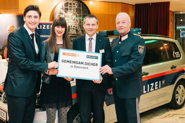 Sicherheitspartnerschaft: Michael Lainer (Marktleiter von Eurospar Welzenegg), Melanie Jerlich (Marktleiterin Spar-Markt Maria Saal), Spar-Chef Paul Bacher und Wolfgang Rauchegger | Foto: Spar/Daniel Gollner