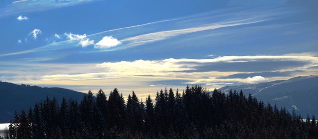 Die Wolkenstimmung verrät eine Wetteränderung.