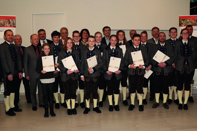 vlnr.: Obm.-Stv. Christian Juen, LMS Dir. Harald Peherstorfer, Prof. Walter Rescheneder, BH Mag. Christoph Schweitzer, Jasmin Börtlein, Jakob Friedl, BR Bgm. Peter Oberlehner, Lea Ortner, Andreas Beiganz, LAbg. GV Sabine Binder, Tobias Ortner, Anna Weinzierl, LMS Direktor Norbert Hebertinger, Christina Kaliauer, Louisa Durstberger, LMS Direktor Kurt Tischlinger, Martin Ortner, Marion Durstberger, Bezirksobmann Walter Rebhan, Daniel Börtlein, Manuel Beiganz, Jugendref. Nicole Mallinger, Harald Durstberger | Foto: OÖ Blasmusikverband