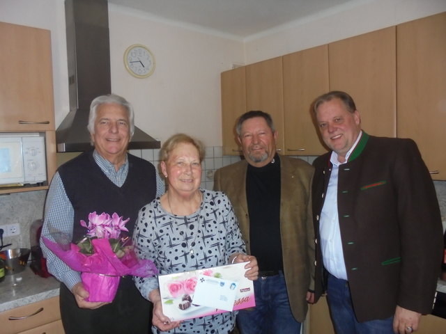 Blumen und ein Geschnek für die Jubilarin Josefine Fabbro | Foto: KK