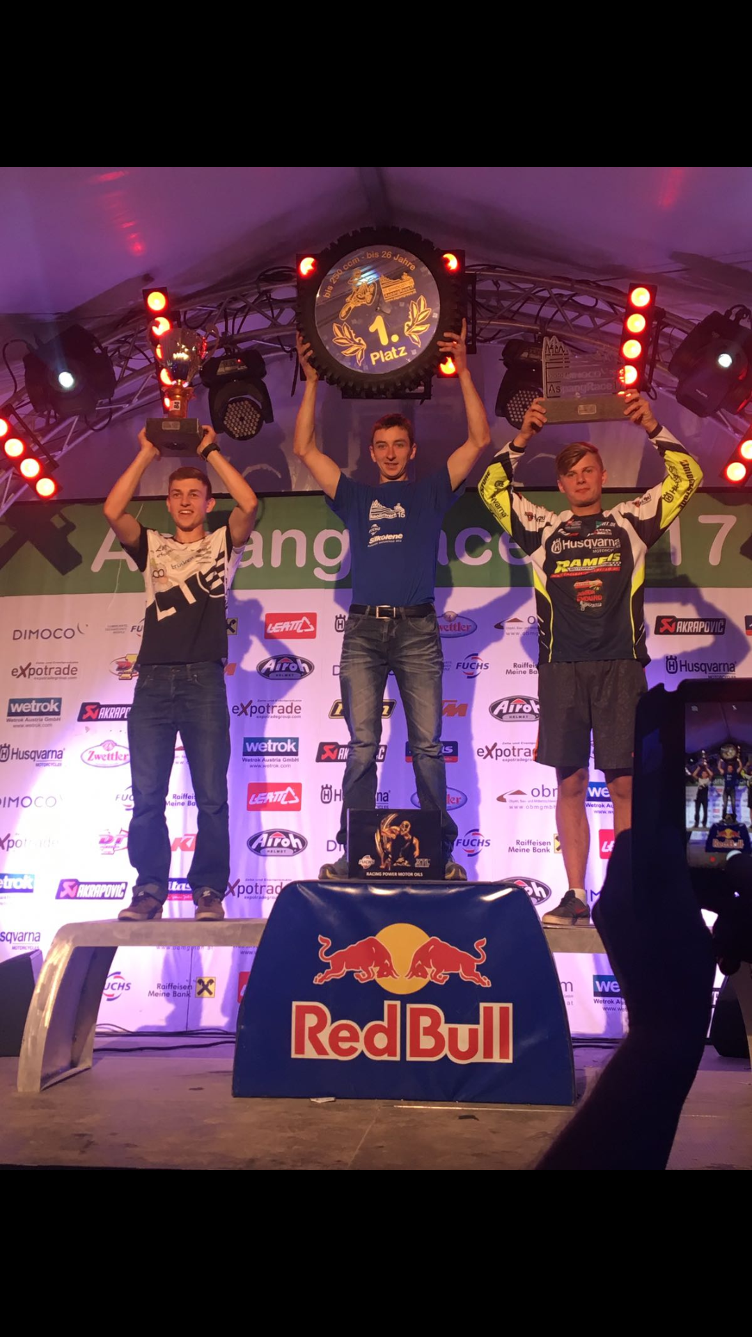 Dominik Huemer als Zweiter (r.) am Stockerl beim "Aspang Race", dem zweitgrößten Enduro-Rennen in Österreich.