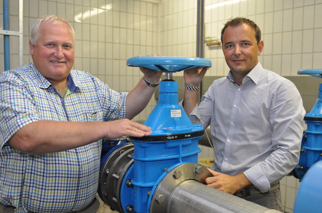 Bürgermeister Toni Weber und Wasserverbands-Chef Dietmar Luttenberger (r.) haben sofort Maßnahmen ergriffen.