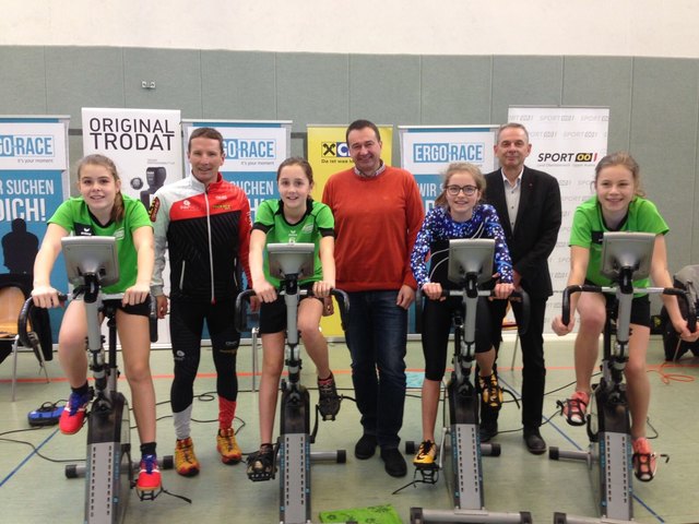 Nina Gabriel, Georg Pröll, Anna Fischl, Bürgermeister Wilfried Kellermann, Anika Gierlinger, Direktor Peter Gabriel, Katrin Gabriel (v. l.) waren vom Ergo School Race begeistert. | Foto: Foto: Wier PR