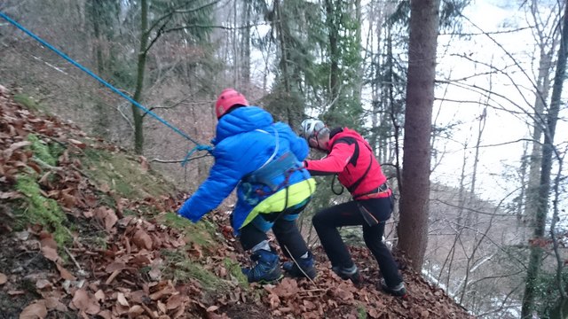 Sieben Bergretter und zwei Polizisten holten die Buben, nachdem ein Spaziergänger sie entdeckte und einen Notruf absetzte, aus dem Wald. | Foto: Bergrettung Kufstein
