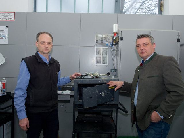 Christian Rath (l.) und Alexander Rath (r.) mit dem aufgeflexten Tresor.
