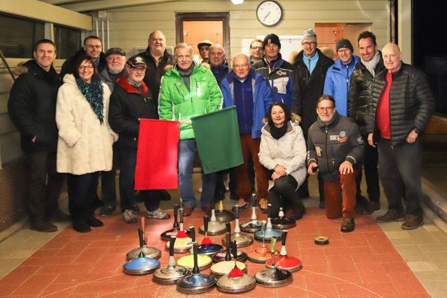 Duell auf der Eisbahn: Die Eisschützen des SPÖ-Gemeinderatsklubs und des Kiwanis-Clubs Leoben. | Foto: KK