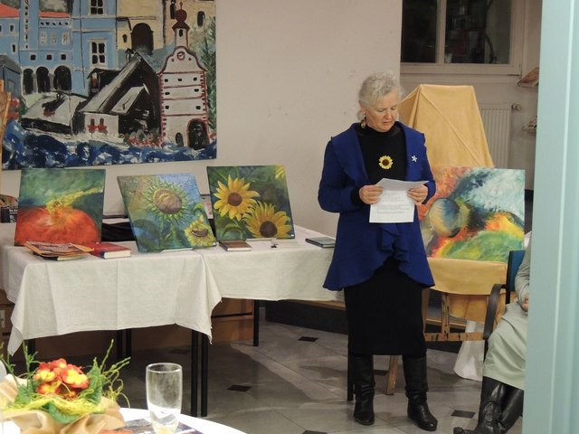 Bei der Finissage wurden passende Texte und Gedichte zu den einzelnen Bildern vorgelesen. | Foto: KK/Stadtbibliothek Gmünd