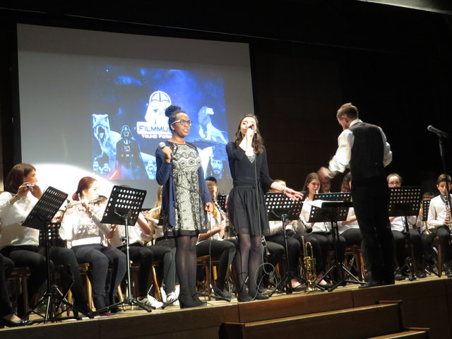 Maria Pommer und Sarah Treiber vor dem Orchester.