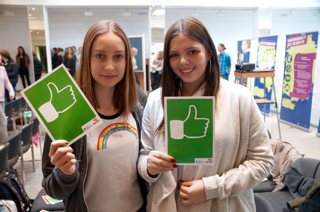 Janine und Lea geben der Veranstaltung zwei "Daumen hoch".