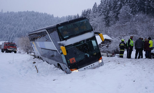 Der Bus rutschte einen Abhang hinunter und kam in Schräglage zum Stillstand | Foto: FF Feldkirchen