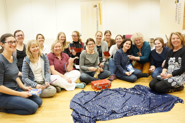 Die Mitarbeiterinnen der Kinder- und Jugendheilkunde absolvierten ein "Therapeutisches Zauberseminar" bei Anna-Elisabeth Neumeyer. | Foto: LK