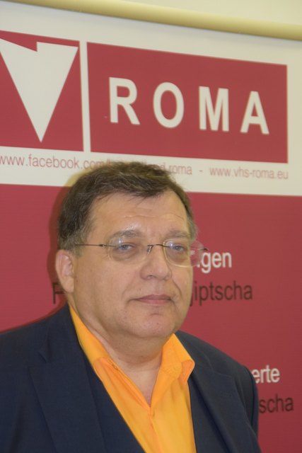 Dr. Gerhard Baumgartner hält einen Festvortrag in der Zentralmusikschule. | Foto: VHS Roma