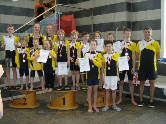 Die erfolgreichen AthletInnen der SU Osttirol mit Trainer Josef Mair (re.) | Foto: SU Osttirol