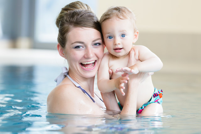 Das Babyschwimmen ist für die Eltern ebenso ein Erlebnis wie für das Kind selbst.