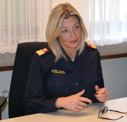 Bezirkspolizeikommandantin Sonja Fiegl bittet um sofortige Meldung an die Polizei.