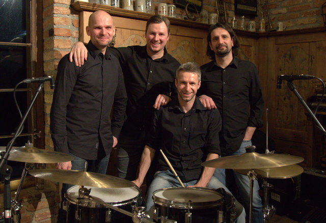 Gruppeninfo "4 AUSTRIA". Jörg Hanusch (Klavier und Gesang), Bernhard Wöhrer (Gesang und Gitarre), Julian Hutter (Drums),Stefan Sörensen (Gesang und Gitarre).