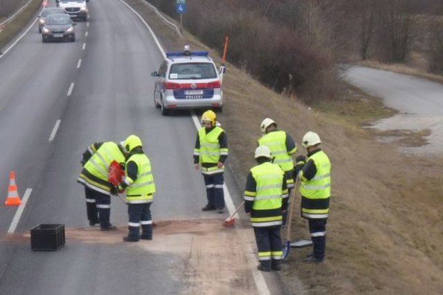 Die Feuerwehr reinigte die Fahrbahn von den ausgelaufenen Betriebsmitteln. | Foto: FF Großweikersdorf