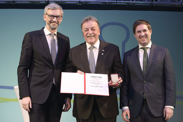 Landeshauptmann-Stellvertreter Michael Strugl, Gerald Reisinger und Bürgermeister Andreas Rabl. | Foto: Land Oberösterreich/Ernst Grilnberger