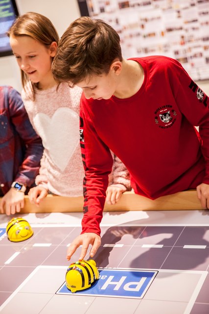 Mit den sogenannten Bee-Bots werden spielerisch einfache Aufgaben gelöst. | Foto: Christoph Endt