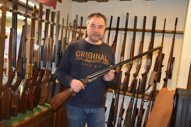 Walter Sternbauer, hier in seinem Geschäft in der Amstettner Innenstadt, weiß, wer an Waffen interessiert ist.