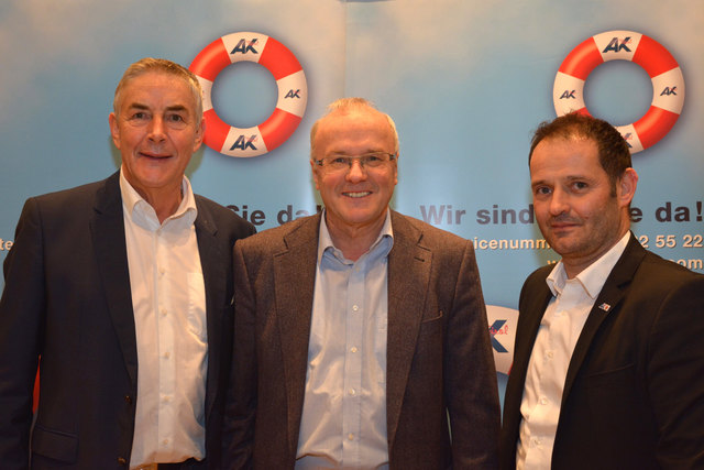 Reinhard Winkler (l.), Vize-Präsident der AK Tirol, und Riezler Günter (r.), Leiter der AK Bezirkskammer Imst, durften Prof. Dr. Reinhard Haller für einen Vortrag im Stadtsaal begrüßen