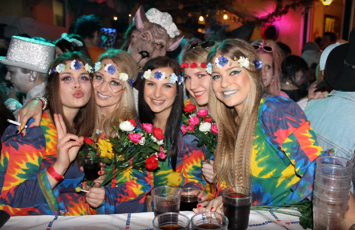 Der Lumpenball am Rosenmontag, 12. Februar 2018, in Münzkirchen: Bis in die Morgenstunden ist die Tenne im Gasthaus Wösner voller Partytiger, die den Fasching richtig ausgiebig feiern möchten.