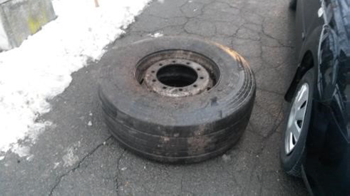 Das Reserverad hatte sich samt Halterung vom LKW gelöst