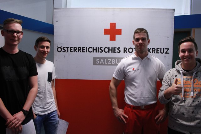 Darius, Marko, Daniel (vom Blutspendedienst) und Florian sind stolz, helfen zu können.