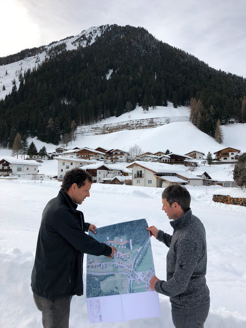 Lokalaugenschein: Bgm. Martin Haslwanter und WLV-Projektant Florian Riedl mit Planung in Sichtweite des Projekts.
