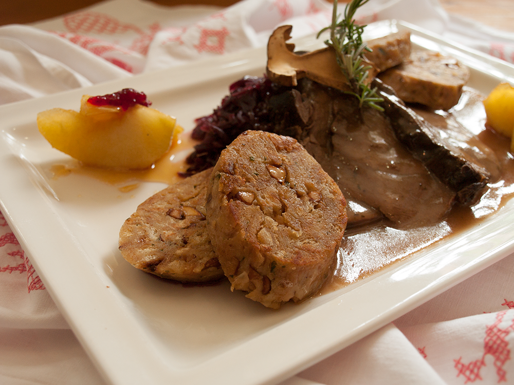 Hirschbraten mit Eierschwammerl Knödel und Rotkraut (c)cookauvin.at