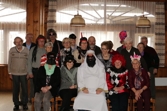 Scheich Al Ob Mann inmitten seiner Damen