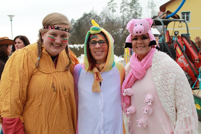 Hemma, Elternvereinsobfrau Natascha Jost, Michaela (von links)
