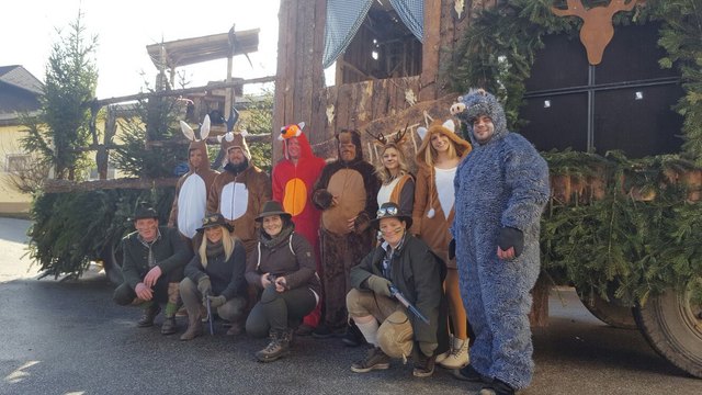 Der Brauchtumsverein Pokeritsch war 2017 im "Jagdfieber", heuer beim Klagenfurter Faschingsumzug sind sie "Blau am Bau"